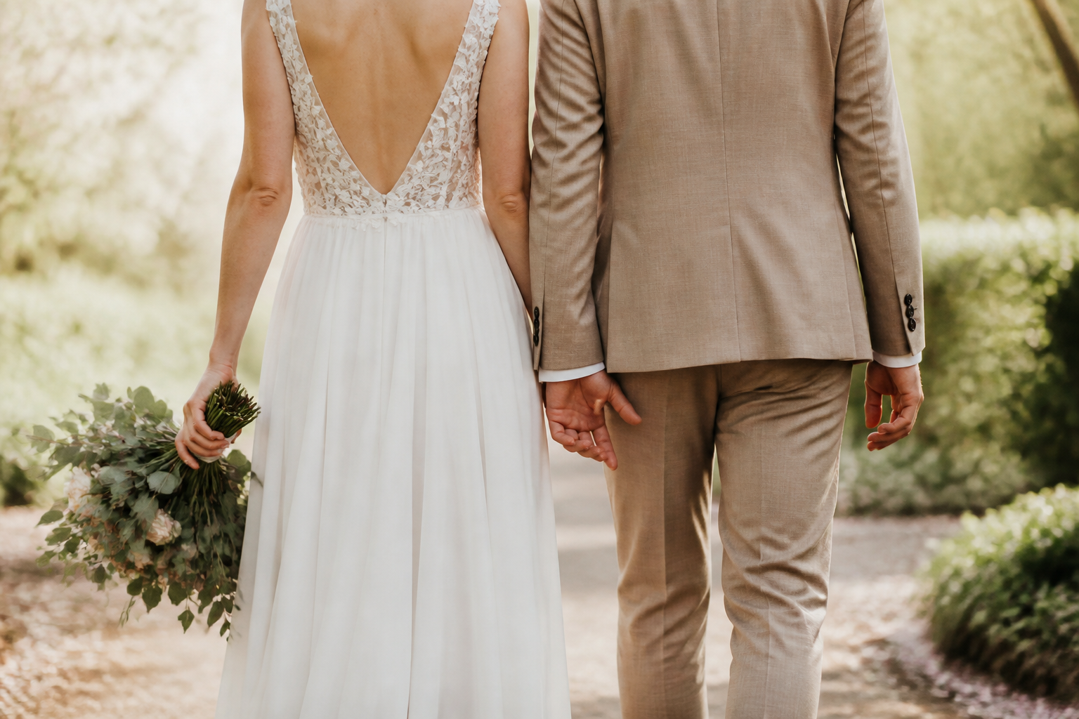 Festlich gedeckte Hochzeitstafel